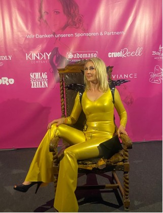 Latex Catsuit mit Schlaghose